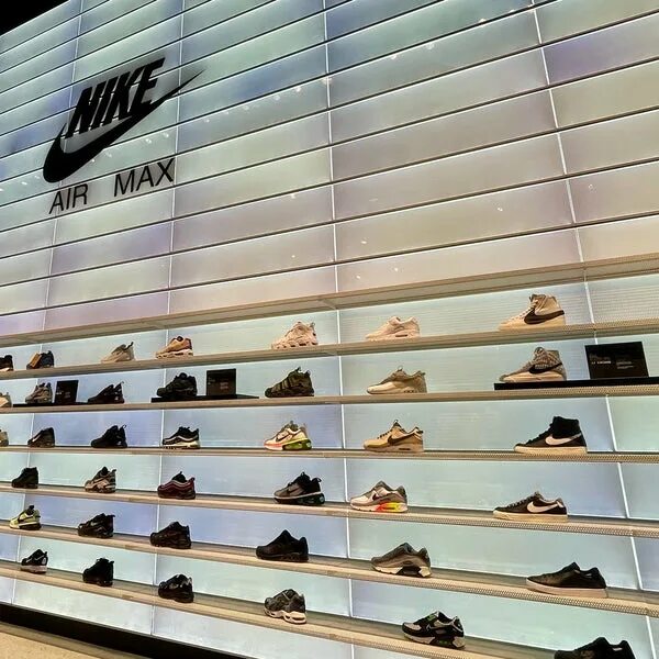 Nike в Дубай Молл. Nike Town Dubai Mall. Магазин Nike в Дубай Молл. Nike в Дубай молле. Дубай молл найк