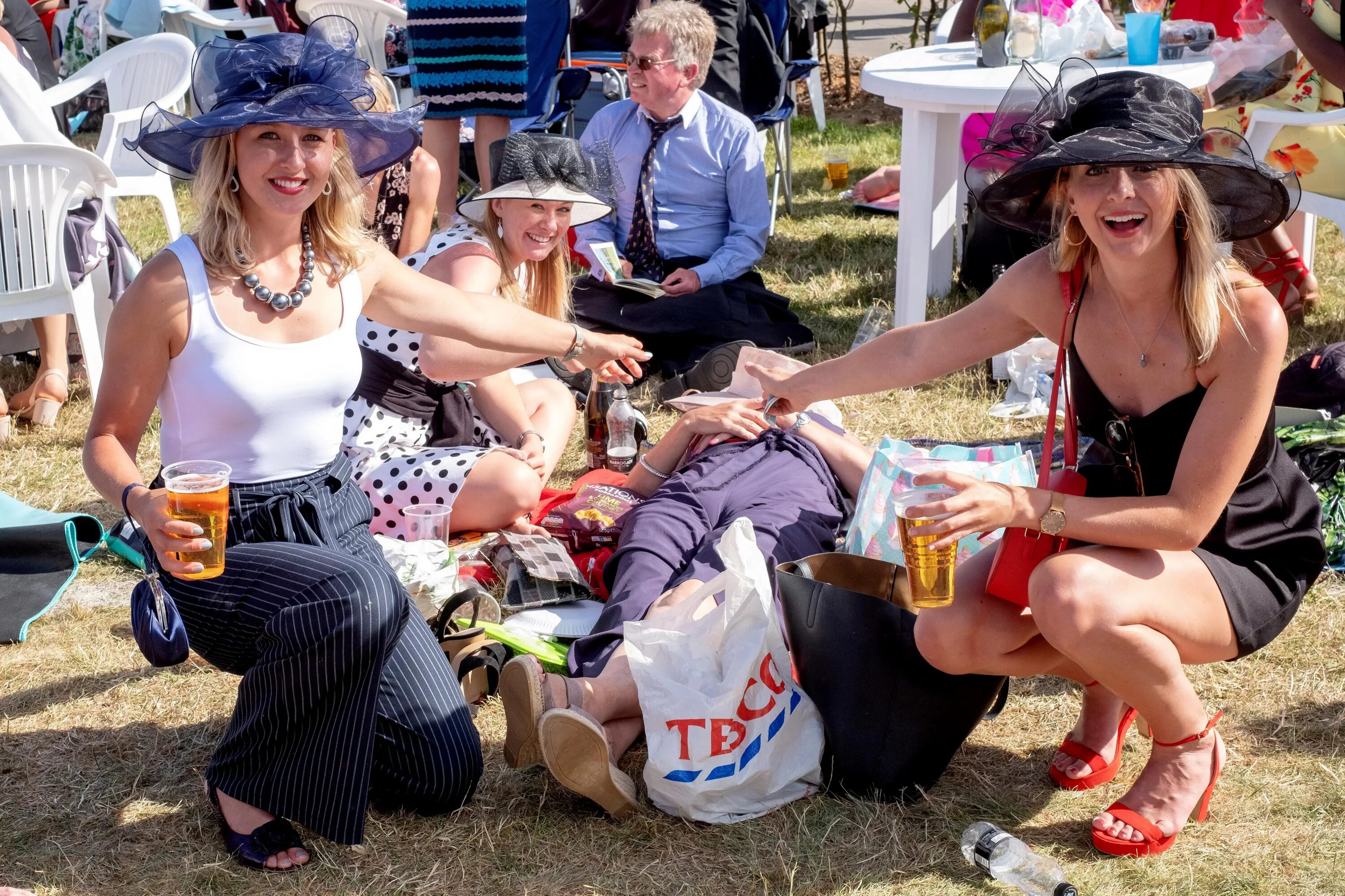 Леди дее. Леди дэй в англии. пьяные леди на скачках в англии. royal ascot ladies. девушки на скачках.