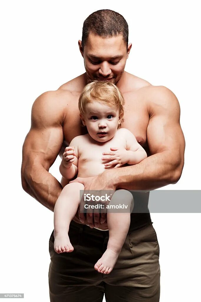 Daddy pic. Крепкий мускулистый ребёнок. Накаченный мужчина держит ребенка. Дети красавцы. Накаченный мужчина держит жену с ребёнком.