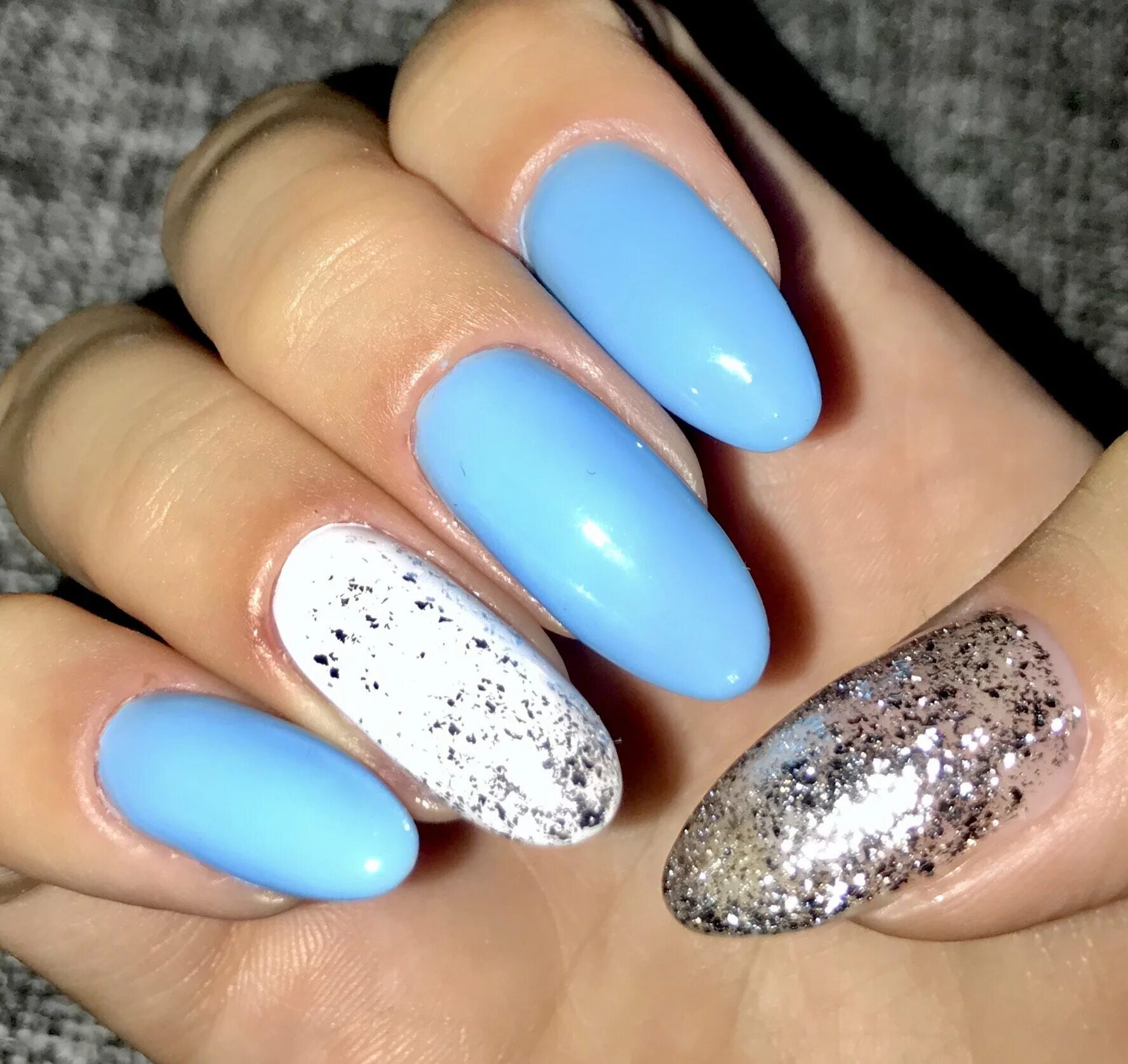 голубые ногти с блестками. голубой маникюр с блестками. маникюр голубые ногти с блестками. маникюр с блёстками на короткие ногти. ногти синие с блестками.