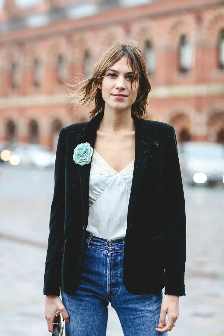 с чем носить бархатный пиджак женский. пиджак бордо mango. черный велюровый пиджак женский. бархатный жакет женский. с чем носить бархатный пиджак женский.