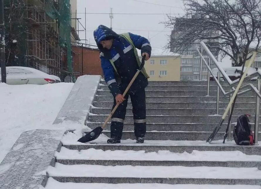 Уборка территории зимой. Дворник во владивостоке. Где работать в зимой. Дворник. Дворник убирает снег.