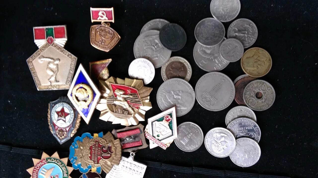 Монета с орденом. Старые значки. Антикварные значки и монеты. Монеты медали Антикварные.