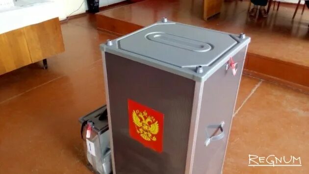 Залили урну для голосования. Ящик для голосования. Переносной ящик для голосования. Бюллетень в урну. Залили урну для голосования.