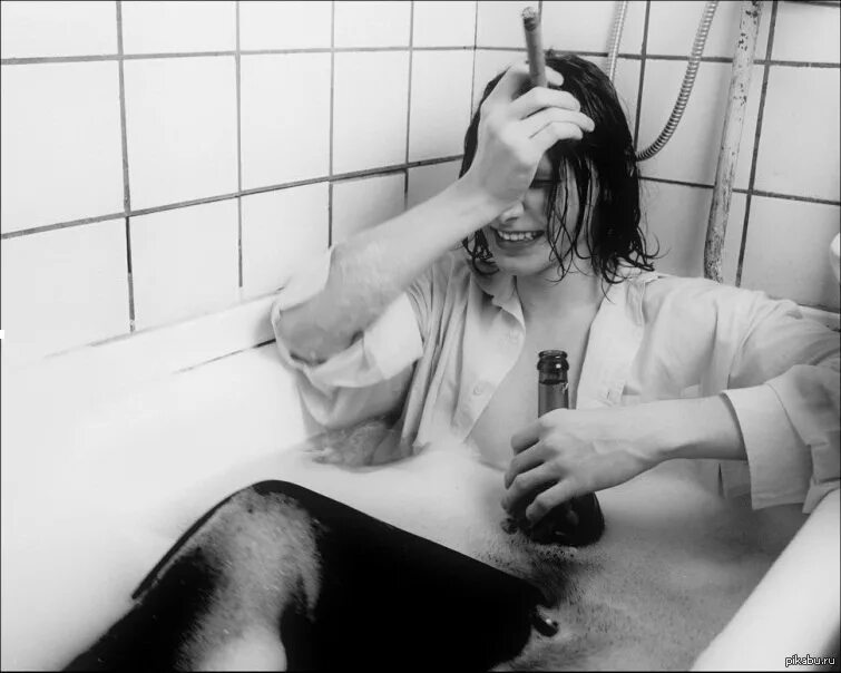 Презирать в душе. Девушка плачет в ванной. Фотосессия в ванной с сигаретой. Фотосессия в ванной депрессивная.