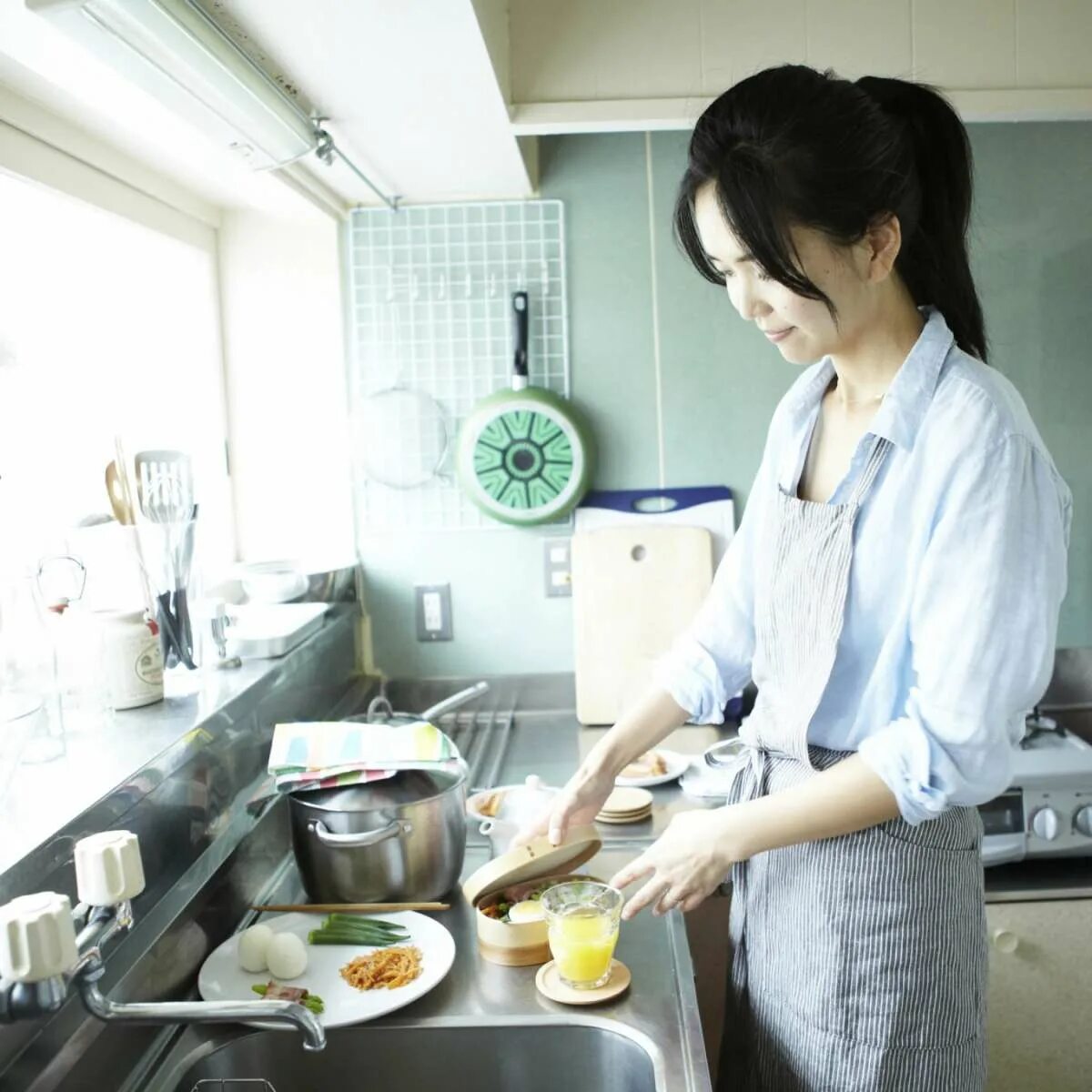 Женщина кухне весь день. Японская домохозяйка. Япония домохозяйки. Япония домохозяйки. Японские домохозяйки показывают свои.