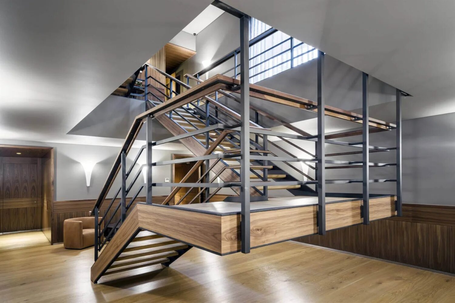 Современные ограждения для лестниц. Перила хай тек. Ограждение лестницы арт деко. Перилла loft. Необычные перила для лестницы.