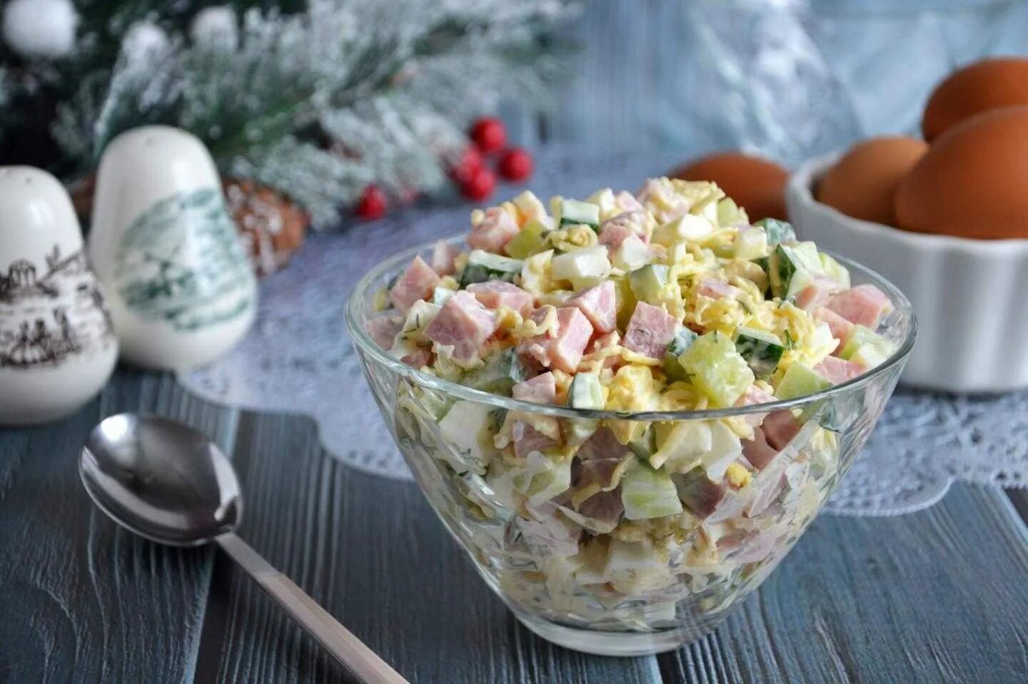 Рецепт вкусного салата с яйцом. Салат берлинский с ветчиной и сыром. салат берлинский с ветчиной. салат с яйцом и ветчиной. салат с ветчиной и огурцом.