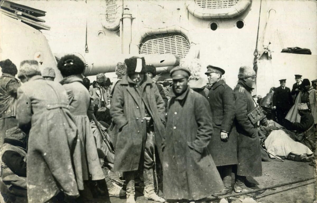 Расстрел врангеля. Исход белой армии из крыма 1920. эвакуация белой армии из крыма в 1920. эвакуация войск врангеля из крыма. эвакуация армии врангеля из крыма.