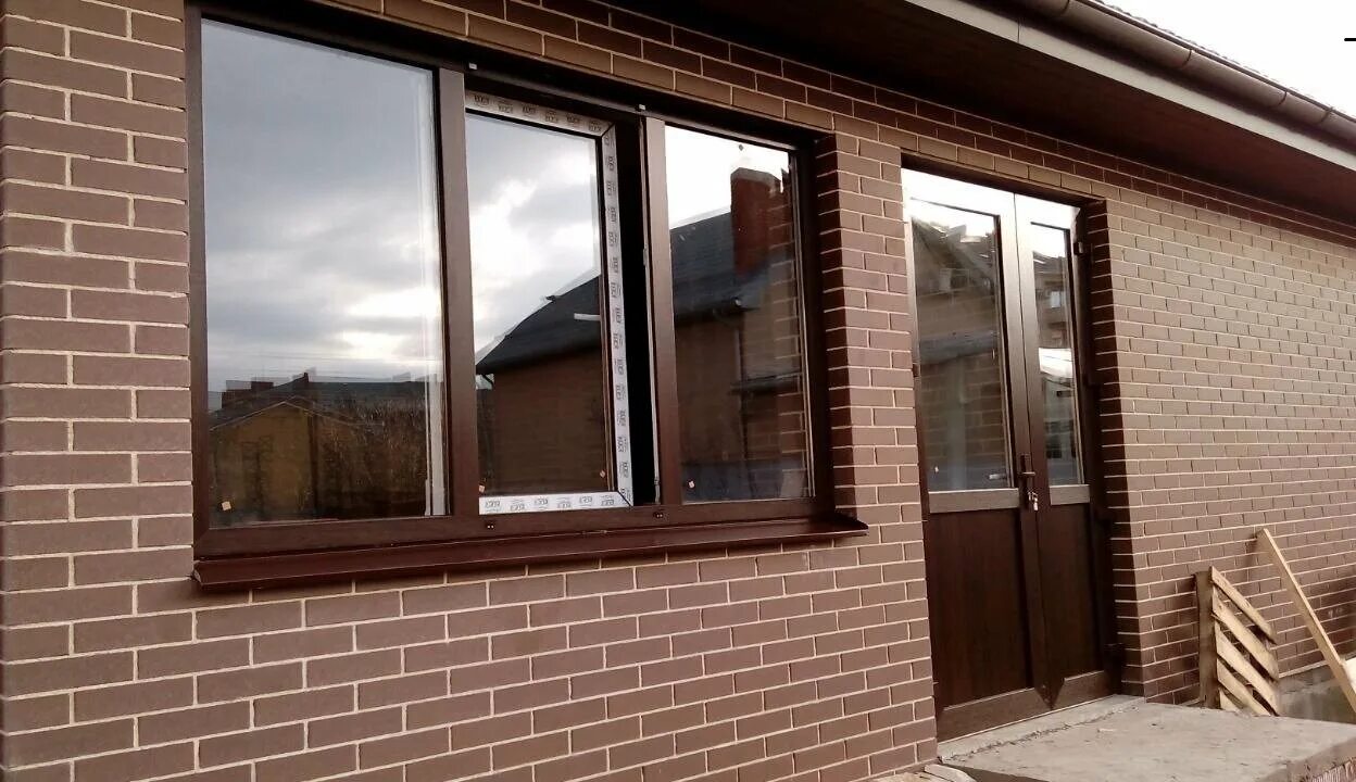 Окна Краснодар пластиковые коричневые. Ламинированные окна в кирпичном доме. Окна темная вишня. Окна коричневые пластиковые зеркальные.