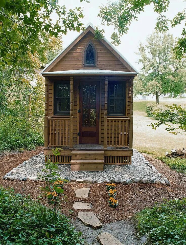 Tiny house с односкатной крышей. Маленький домик на участке. Маленький деревянный домик. Маленький домик для дачи. Садовый домик.