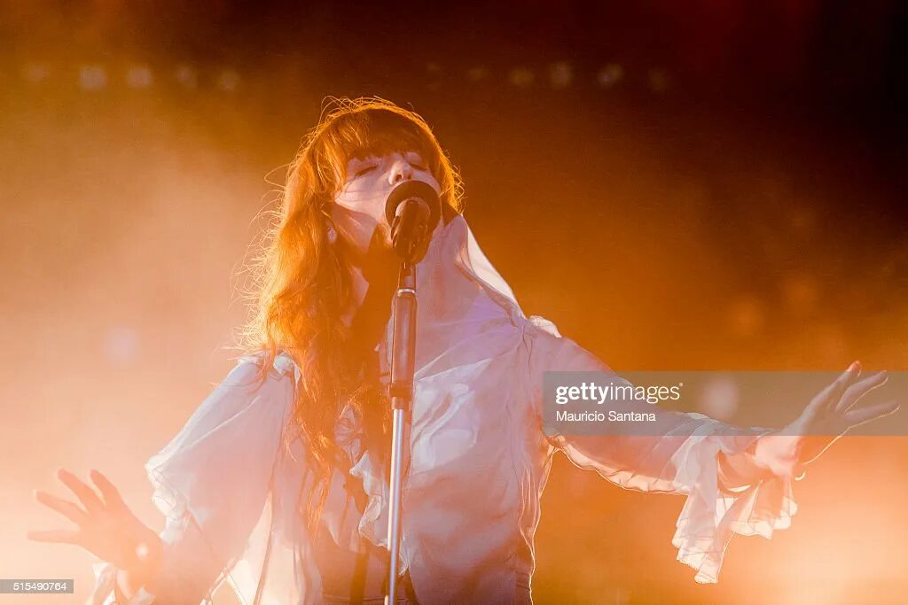 Florence the machine dog days are. Флоренс Уэлч на сцене. Florence and the Machine концерт. Флоренс Уэлч концерт. Florence Welch Live.