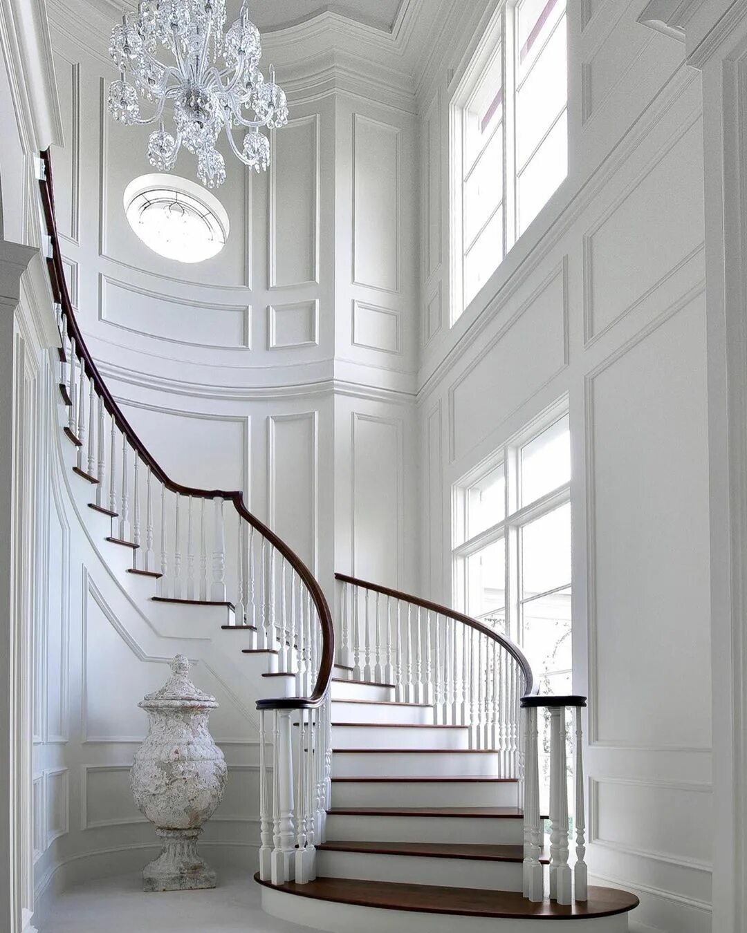 Декоративная штукатурка на лестнице. Гипсовые перила. Резное ограждение для лестницы. Винтовая монолитная лестница. Перила из гипса.