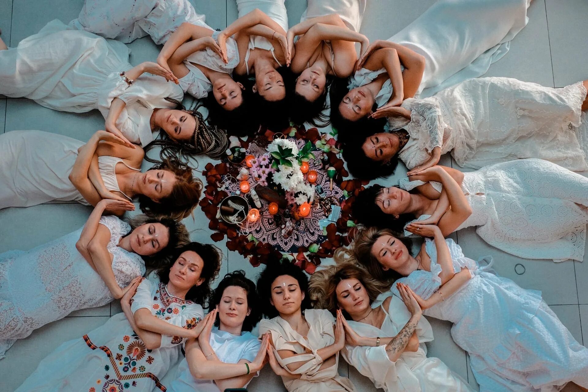 Женщин по кругу видео. Прикольные идеи для фотосессии. Фотосессия женский круг. Женский круг на море. Женский круг.