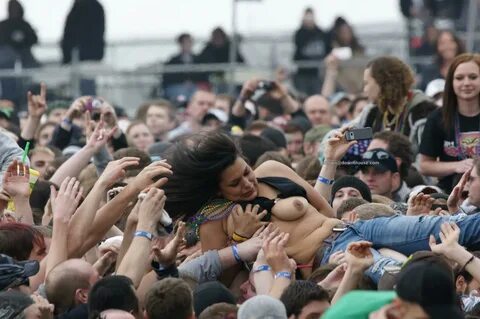 Stripped crowd surfing - 🧡 Stripped Crowd Surfing.