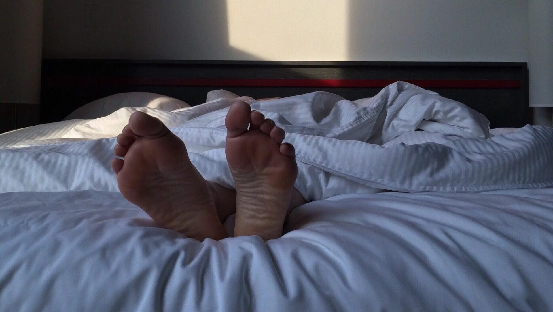 Мужские ноги на кровати. Мужчина в кровати под одеялом. Ножки для кровати.
