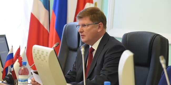 долг депутата. омаров нюсрет магомедович. депутат работающий на постоянной основе. аплодисменты в госсовете республики коми. депутат на постоянной основе это.