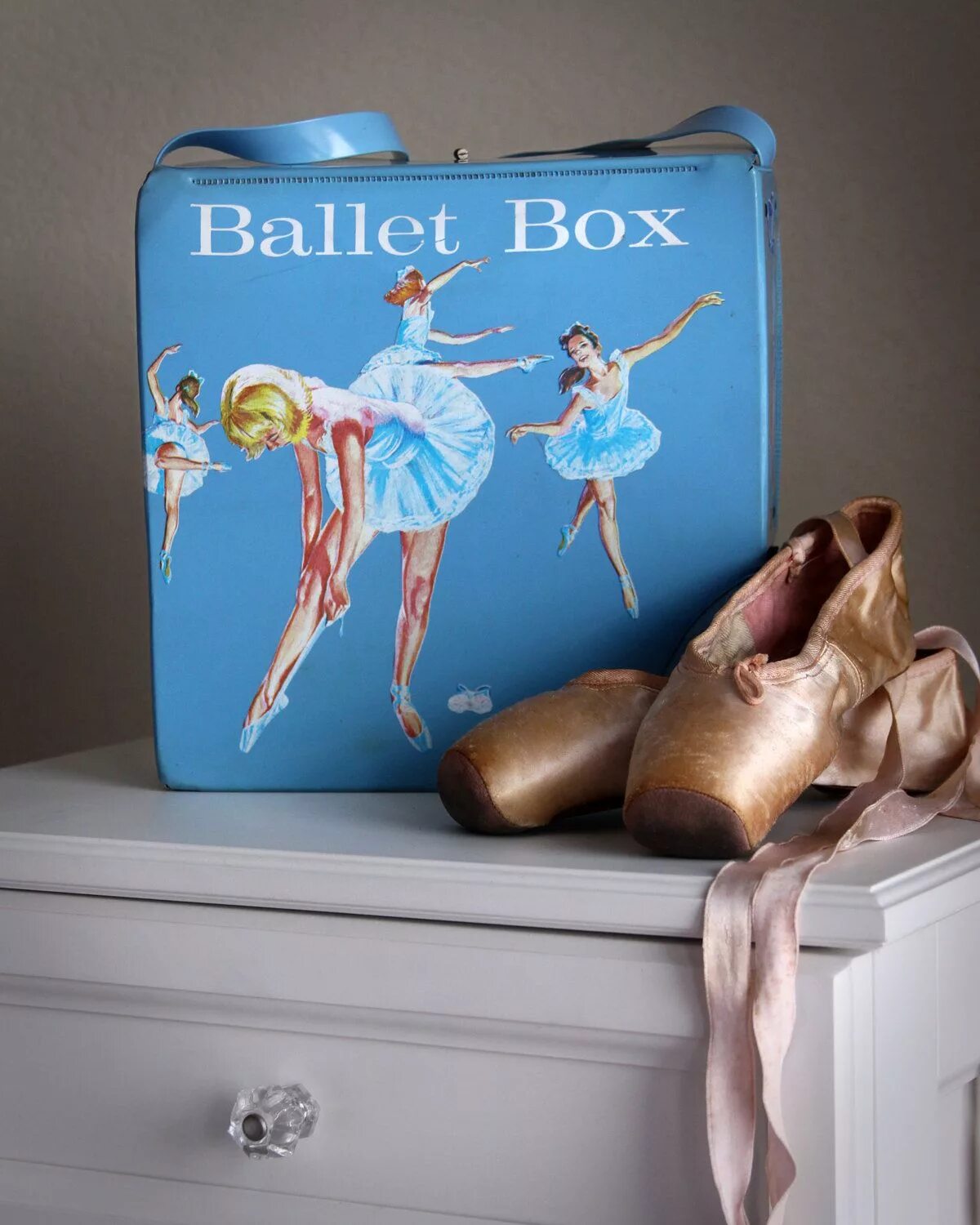 Flower knowing ballet box