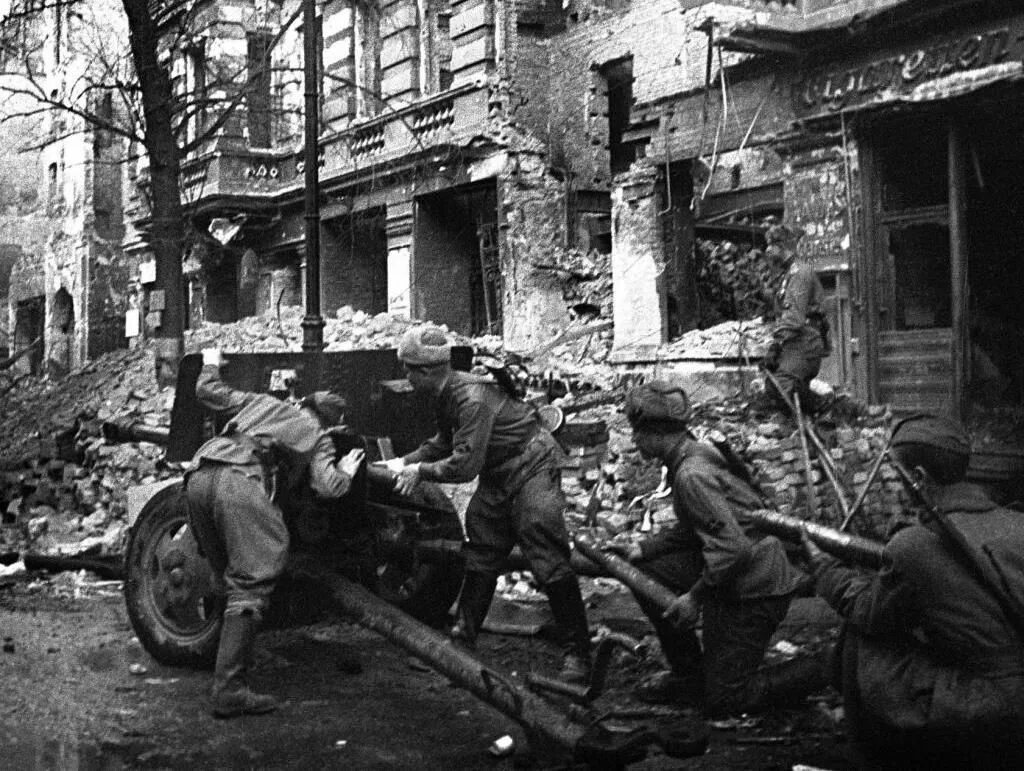 Берлинская операция апрель 1945. Ополчение Берлина в 1945 году. Битва за Берлин уличные бои.