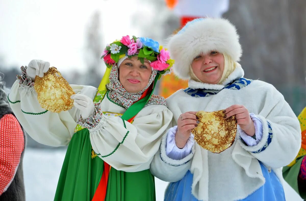 Масленица сортавала. Празднование Масленицы. Народные гуляния на Масленицу. Масленица семейный праздник. Масленица фотосессия.