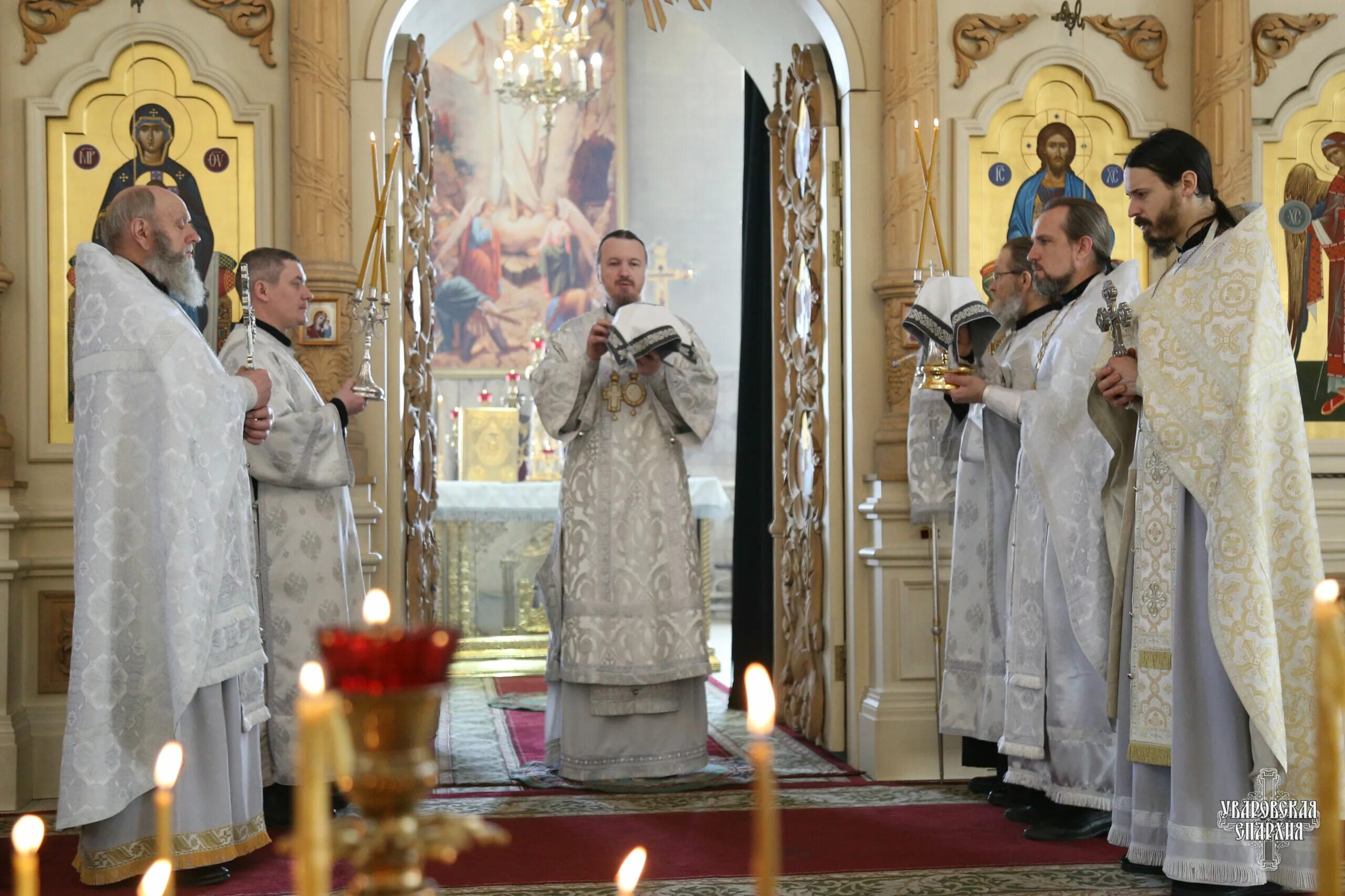 Литургия в субботу. Лазарева суббота служба в храме. Литургия храм христа спасителя г москва. Митрополит димитрий совершил раннюю литургию. Божественная литургия василия великого.