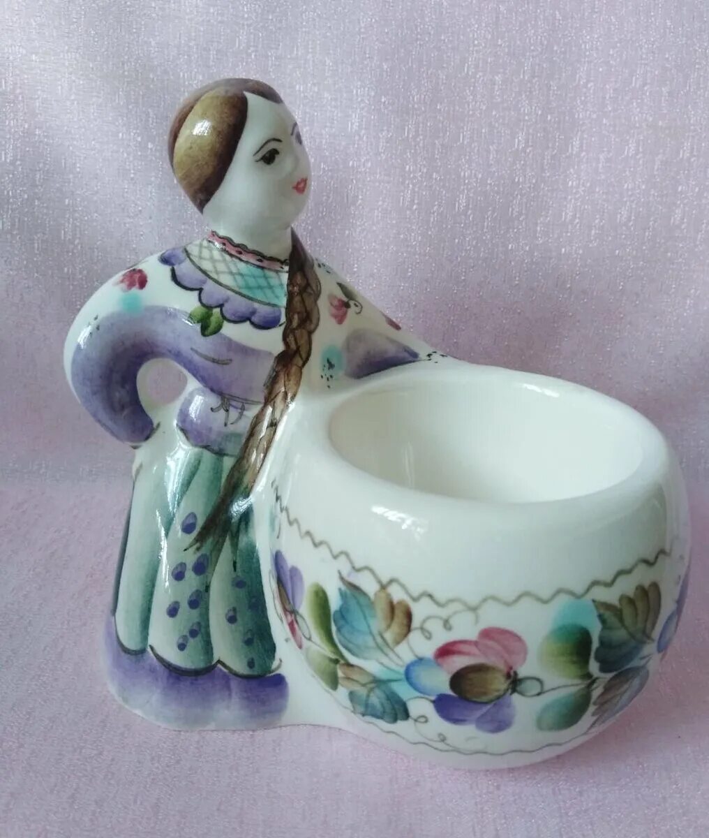 Фарфор солонка девочка. Солонка перечница фабрика кузнецова. Семикаракорская керамика солонка. Солонка девушка. Солонка бюргерша фарфоровая.