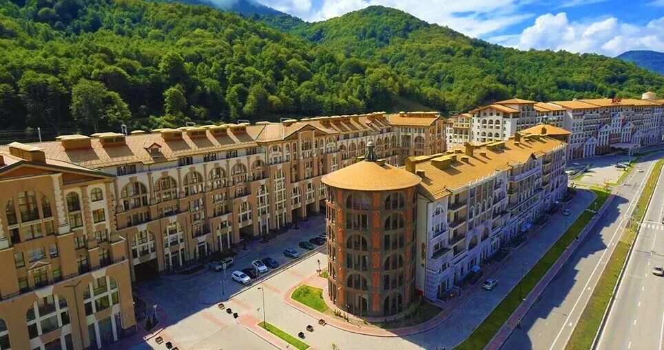 Горки город фото Фото территории апарт-отеля "Красная Поляна 540 и Красная Поляна 960"
