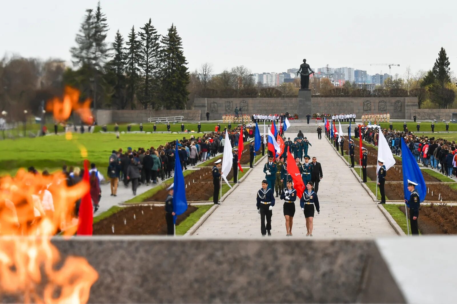 Пискаревское кладбище в Санкт-Петербурге. Мемориал на Пискаревском кладбище в Санкт-Петербурге. Мемориальный комплекс на Пискаревском кладбище. Пискаревское кладбище блокада Ленинграда. Новости спб пискаревский