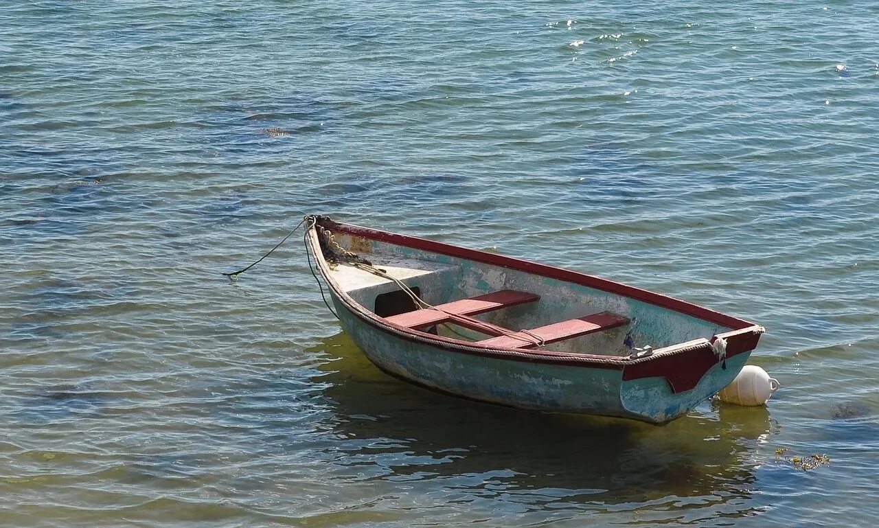 Старая лодка на берегу. Красивая лодка. Лодка на воде. Деревянная лодка на озере. Лодка деревянная.