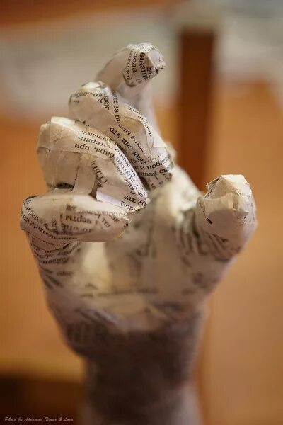 Бумага для папье маше. Проволочный каркас для куклы. Как сделать папье маше руки. Текстильные каркасные куклы. Куклы из паперклея мастер класс.