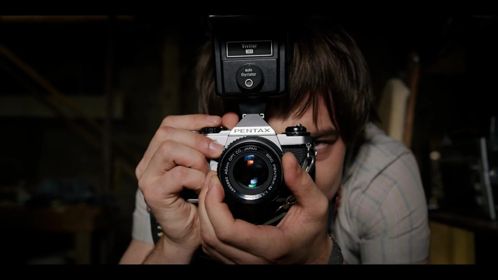 Джонатан Байерс с камерой. Джонатан Байерс очень странные дела. Мужик с фотоаппаратом. Джонатан с фотоаппаратом ОСД. Едят на камеру как называется