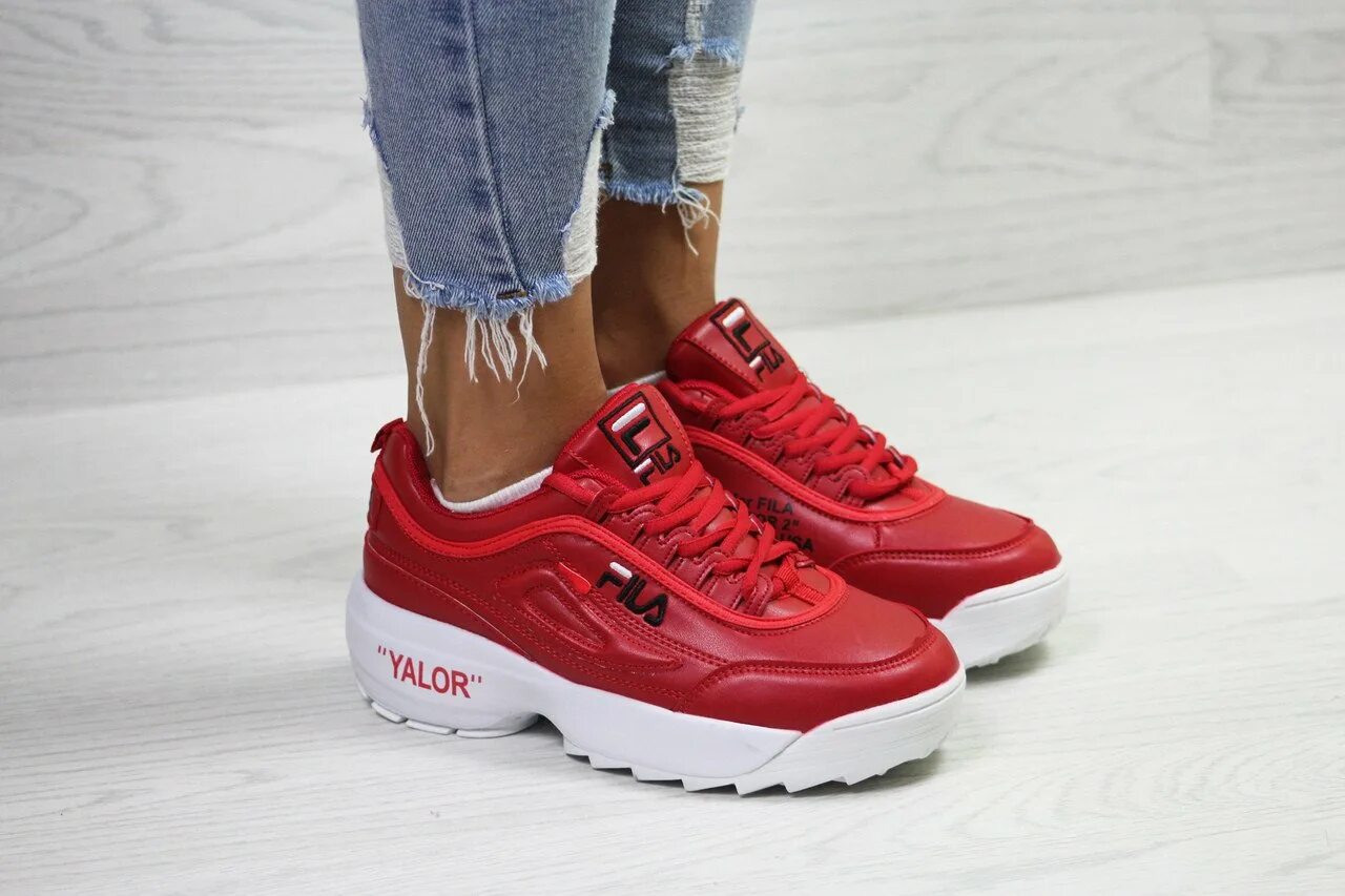Кроссовки адидас шаркс женские. Кроссовки с красной вставкой. Nike shox r3. Nike shox r3. Кроссовки fila женские красные.