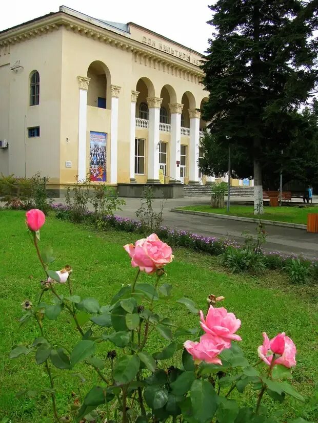 Хадыженск 2. Город Хадыженск Краснодарский край. Хадыженск Краснодарский край центр. Г Хадыженск Апшеронский район Краснодарский край. Хадыженский дом культуры Нефтяников.