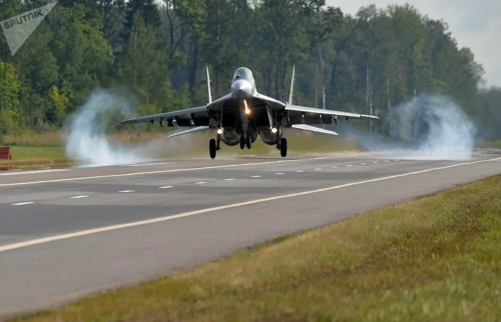 Посадка истребителя. Миг-29 Белоруссия. Миг 29 посадка. Белорусский миг 29. Приземление миг 29.