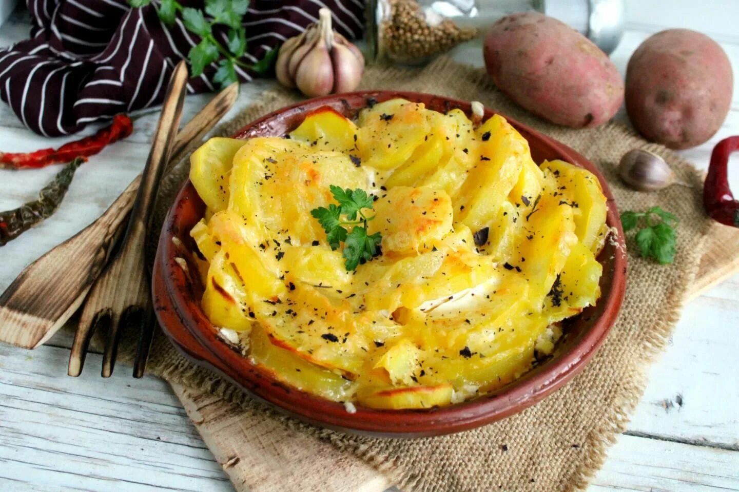 Картофель с овощами в сметане. Картофель запеченный с сыром. картошка в духовке запеченная. картофель запечённый в духовке с сыром. картофель запеченный в сметанном соусе.