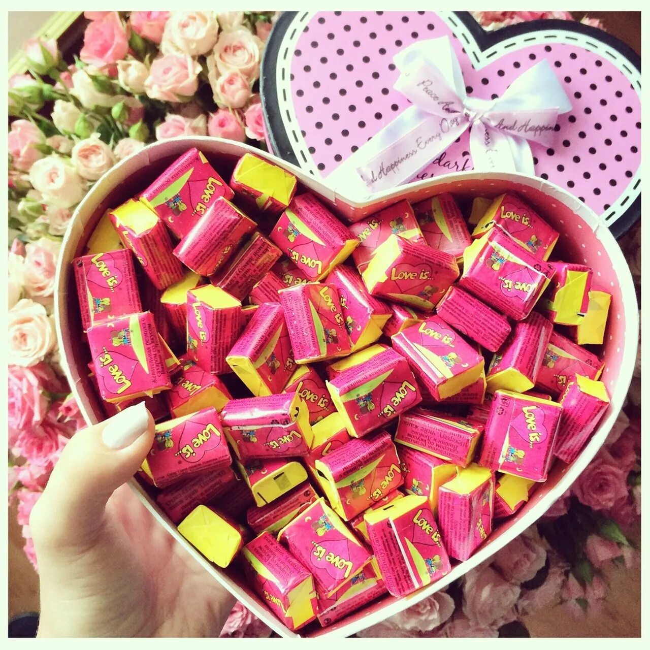 Вкусняшки подарок. Подари сладости. Сладкий подарок подруге. Сладости для детей. Сладости для девушки подарок.