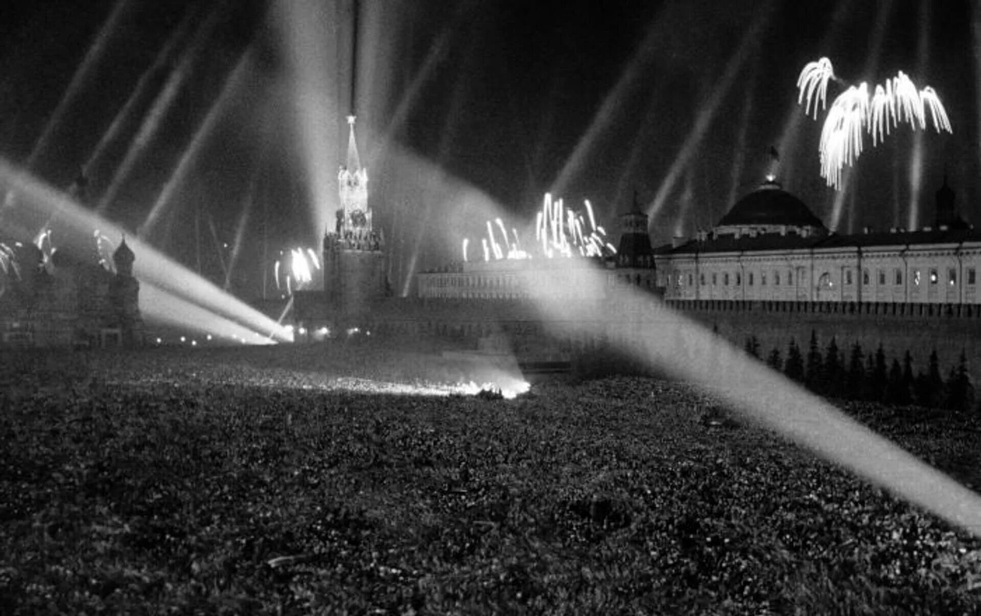 Первые прожекторы. Салют Победы в Москве 1945. Салют Победы красная площадь 1945г. Салют Победы 1945 года на красной площади в Москве. Парад Победы салют Москва 1945 года.