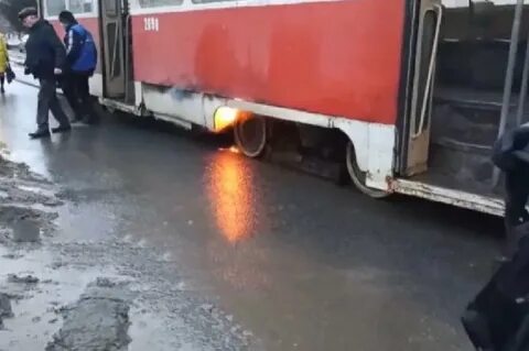Трамвай в нижнем отказали тормоза