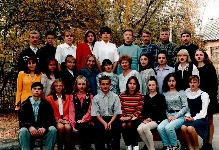 Века школа 90. Школьная форма в 1990шоду. Школьная форма 1992 года. Школьная форма 90-х годов. Школа в 90-е годы.