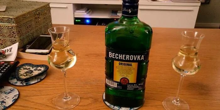 С чем пьют травяной ликер. Бехеровка. травяной ликер. бехеровка как пить правильно.