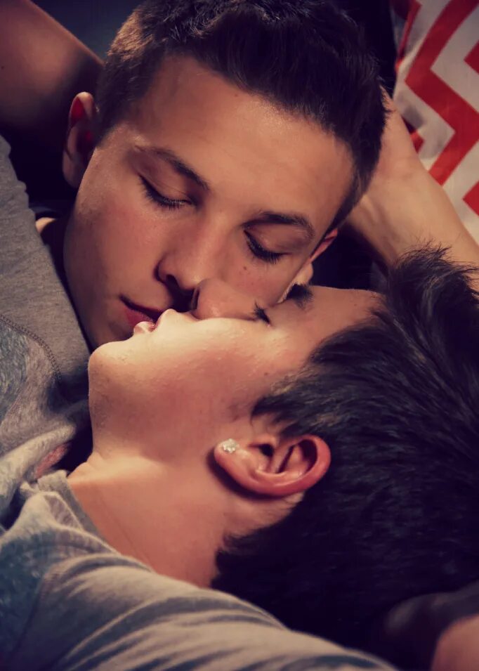 Два парня целуются. Поцелуй мальчиков. Милый поцелуй парней подростков. Любовь двух мальчиков. Красивый поцелуй парней.