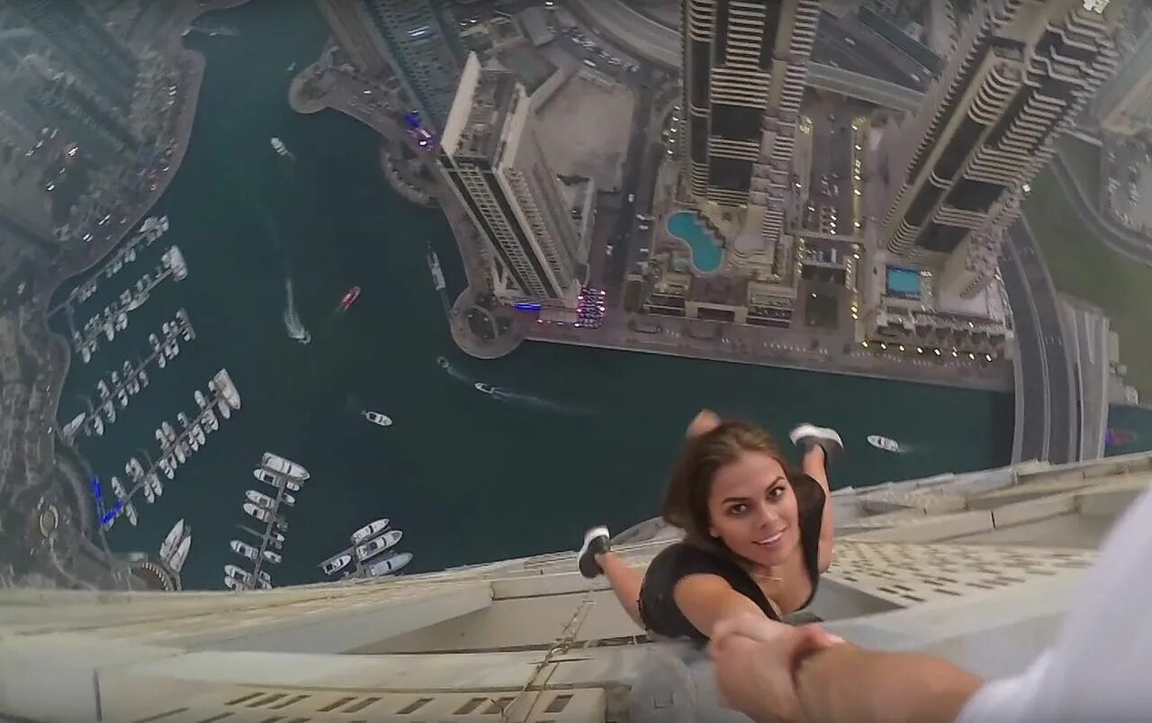 Длинные видео где девушки. Прыжок с небоскреба. Селфи на высоте. Дубай прыжок с небоскреба. Опасные селфи.