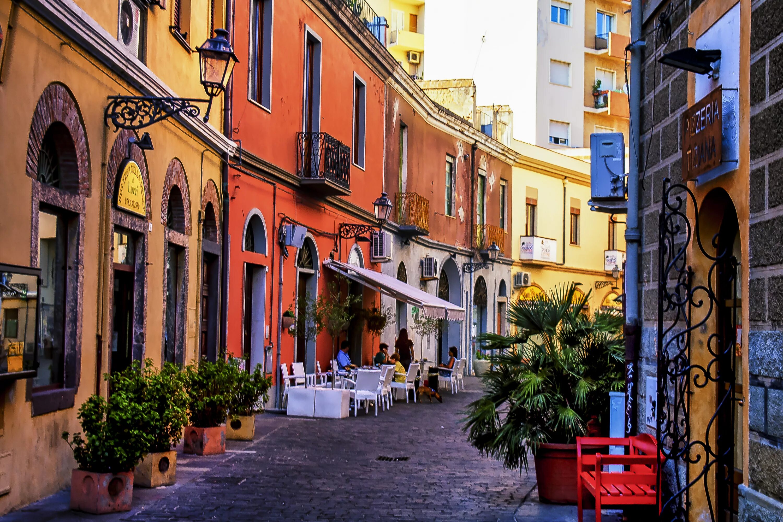 Известные улицы стран. Сардиния Ористано Италия. Сардиния остров Ористано. Улочки Сардинии. Город Сассари на Сардинии.