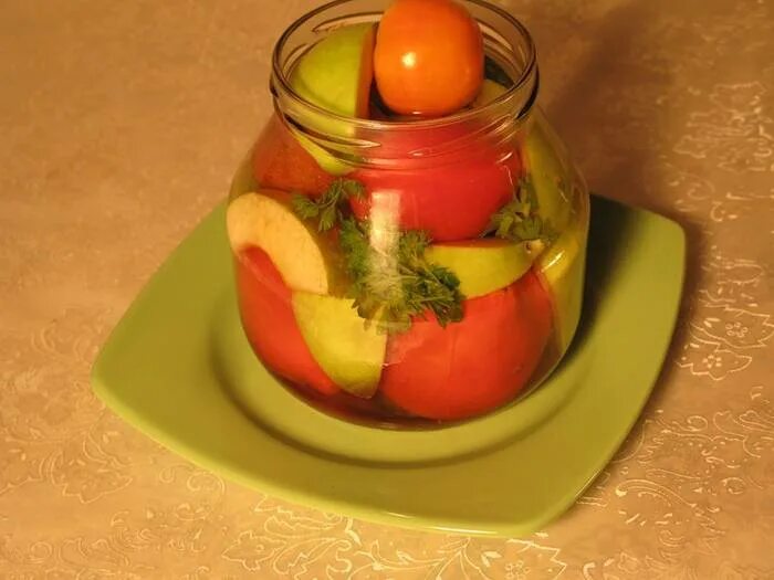 Маринованные томаты с яблоками. Маринованные помидоры с яблоками на зиму. Яблоко помидор. Яблоко и перец. Помидоры с яблоками на зиму.