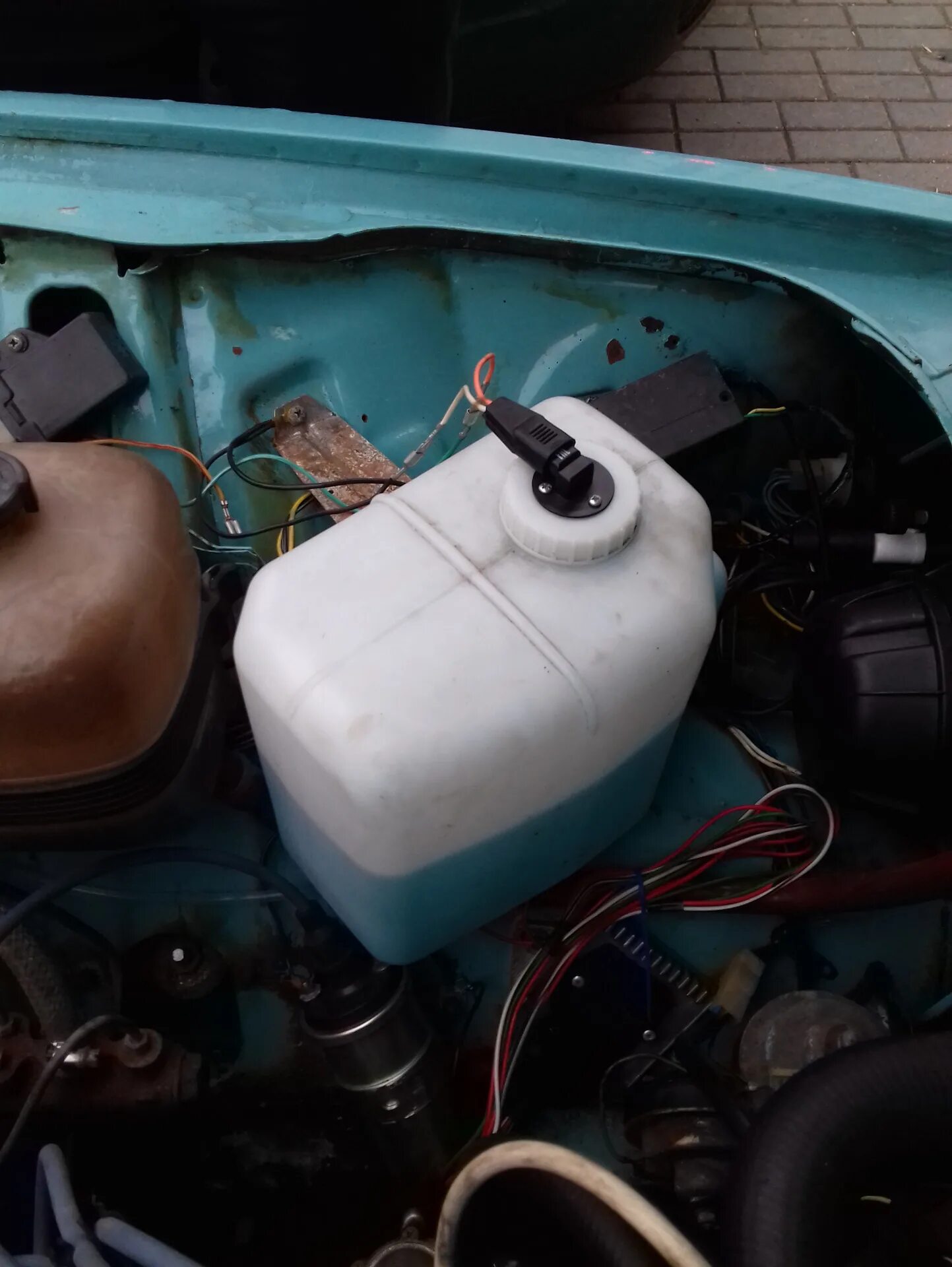 Бачок омывателя нива 2121. Насос омывателя лада веста. Бачок омывателя стекла ваз 2114. Бачок омывателя ваз 21 10. Где стоит бачок.