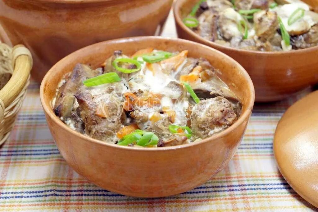 Пельмени в горшочках в духовке. Печень говяжья в горшочках в духовке. Вареники в горшочках с печенкой. Жаркое в горшочках в духовке. Картошка с грибами и мясом в горшочках.