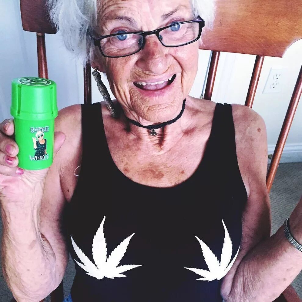 селфи бабушки. бабушка в плохом качестве. бабка плохому не научит. бабушка американка. очень плохие бабушки.