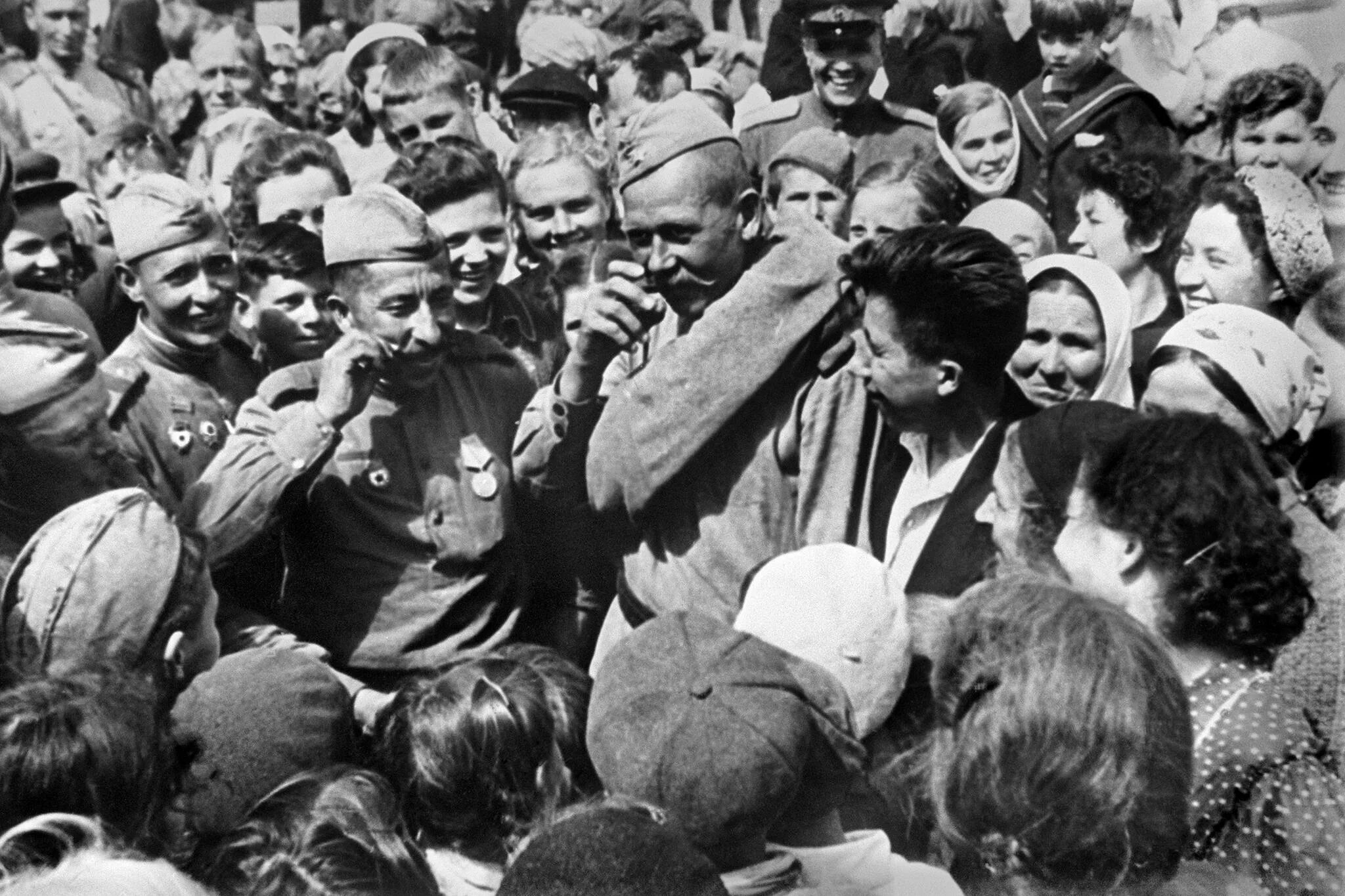 Демобилизация 1945. Встреча солдат 1945. встреча воинов победителей на белорусском вокзале. встреча победы 1945. фронт 9 мая 1945.