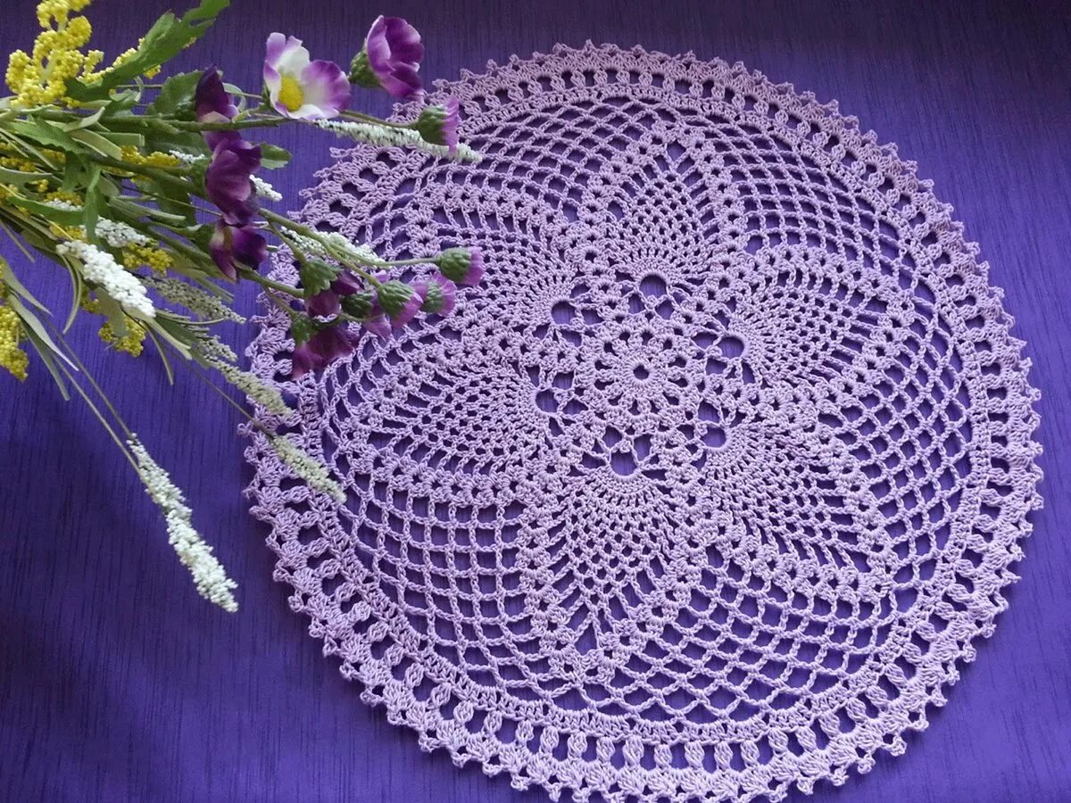 Вязать красивую салфетку. МК салфетка Doily. Салфетка с фиалками крючком. Вязаные салфетки крючком. Салфетка крючком для начинающих.