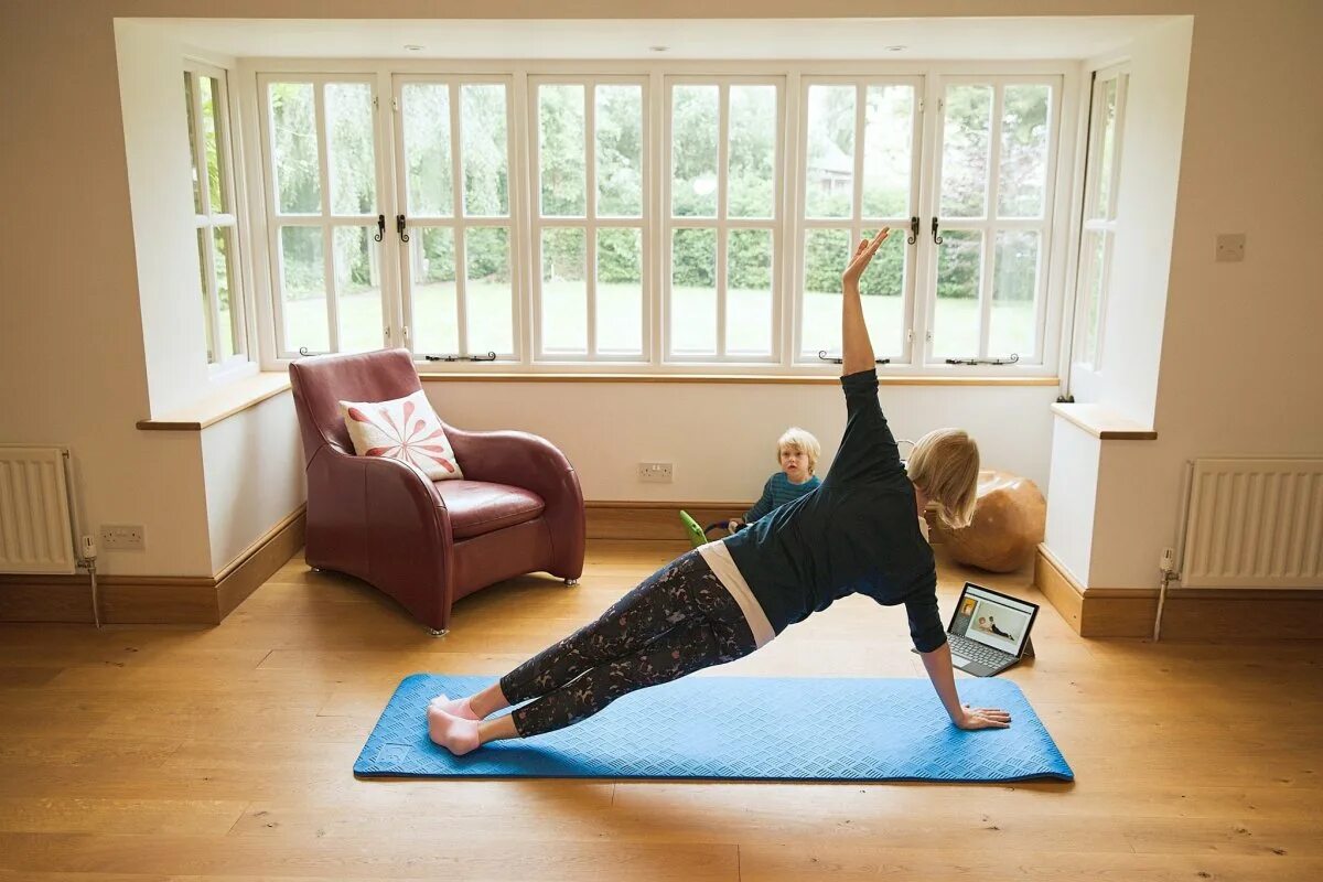 Пилатес упражнения. Девушка занимается гимнастикой. Пилатес занятия. Занятия пилатесом дома. Пилатес.